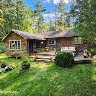 17 Beachwood Dr, Stockbridge, MA 01262