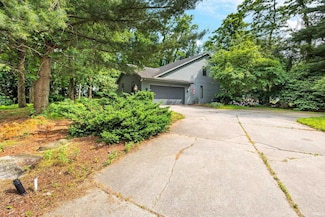 10880 Cougar Dr, Granger, IN 46530