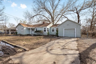 518 E 13th St, Bonham, TX 75418