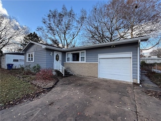 104 Warwick Rd, Coffeyville, KS 67337