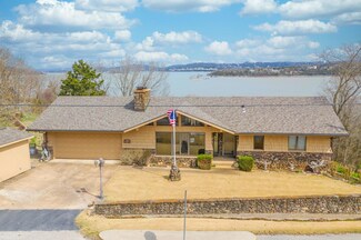 699 Clearwater Dr, Ridgedale, MO 65739