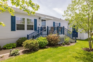 77 Robin Dr, Tiverton, RI 02878