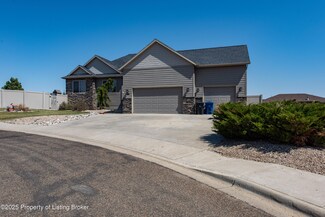 986 Mustang Ave, Dickinson, ND 58601