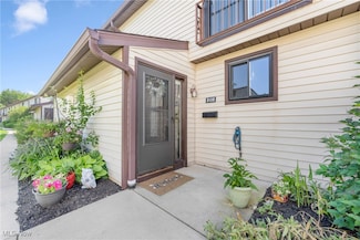 7438 Pine River Ct, Middleburg Heights, OH 44130