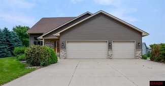 1111 1111 Crystal Lake Dr, Lake Crystal, MN 56055