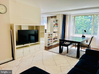 4000 Tunlaw Rd NW Unit 318, Washington, DC 20007