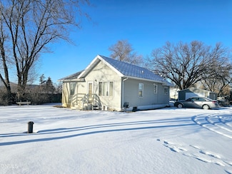 104 42nd St W, Williston, ND 58801