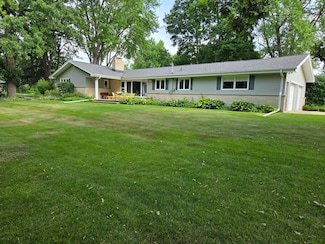442 Oakland Ln, Elkhorn, WI 53121
