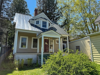 35 Washington St, Rumford, ME 04276