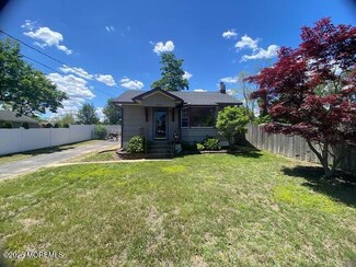 14 Woodrow St, Oakhurst, NJ 07755