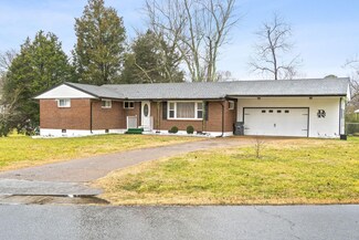 214 Hallbrook Dr, Clarksville, TN 37042