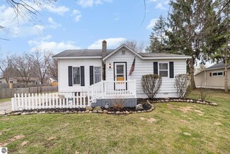 317 1st St, Breckenridge, MI 48615