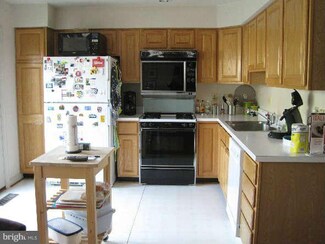 2027 Meadow Springs Dr, Vienna, VA 22182