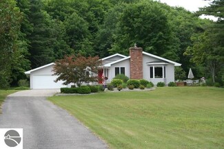 6284 E Horn Rd, Lake Leelanau, MI 49653