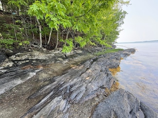 91 Shore Dr, Freeport, ME 04032