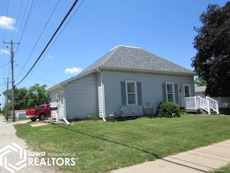 215 S 12th St, Chariton, IA 50049