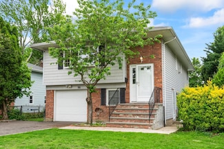 90 Cocks Ln, Locust Valley, NY 11560