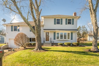 11 Meadow Wood Dr, North Stonington, CT 06359