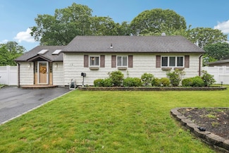 13 Sunset Dr, Centereach, NY 11720