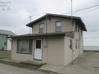 3905 W Willow Beach Rd, Port Clinton, OH 43452