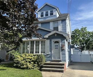 40 Syracuse St, Williston Park, NY 11596