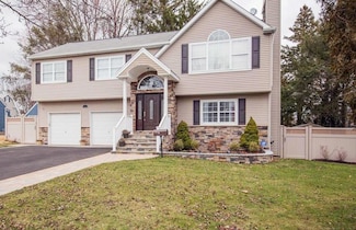 2 Walker Ave, Syosset, NY 11791