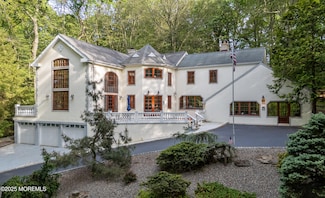 160 Pelican Rd, Middletown, NJ 07748