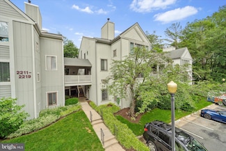 2221 Hunters Run Dr, Reston, VA 20191