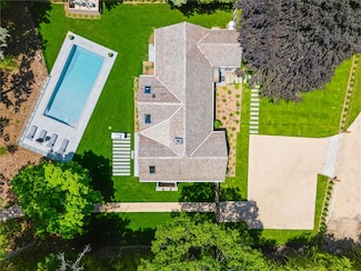 16 Walker Ct, East Quogue, NY 11942
