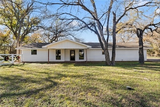 215 Curry Ln, China Spring, TX 76633