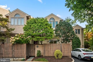 36 Greythorne Woods Cir, Wayne, PA 19087