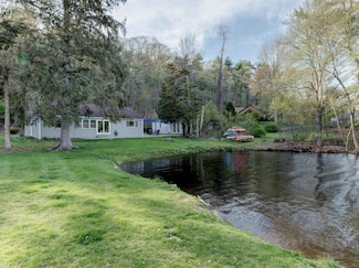42 Townes Ln, Thompson, CT 06277