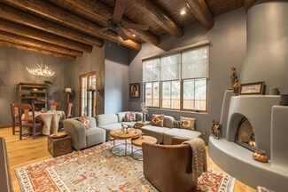 416 B Apache St, Taos, NM 87571