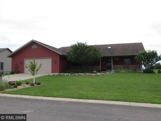 375 S Rolling Hills Dr, Le Center, MN 56057