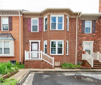 686 Lord Dunmore Dr, Virginia Beach, VA 23464