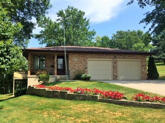 204 Riverview Dr, Vinton, IA 52349