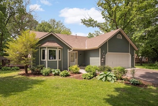 2745 Maplewood Cir, Monticello, MN 55362