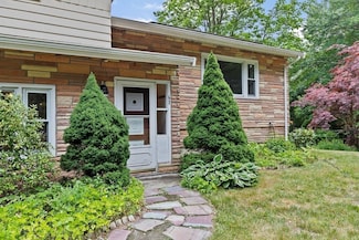 61 Pleasant St, Pembroke, MA 02359