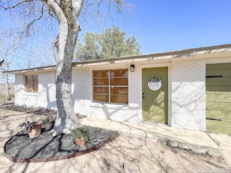 804 Zig Zag Ave, Devine, TX 78016