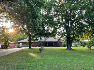 1002 N Delaware St, Chouteau, OK 74337