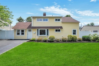 33 Beacon Ln, Hicksville, NY 11801