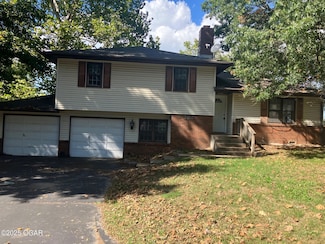 702 Crestview Dr, Monett, MO 65708