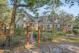 4 Laurel Hill Ln, Beaufort, SC 29907