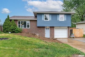 1656 Hitching Post Ln, Davenport, IA 52806