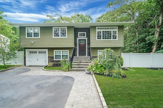 368 Carnation Dr, Shirley, NY 11967