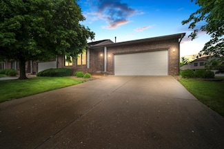 162 Manor Cir, Bloomington, IL 61704