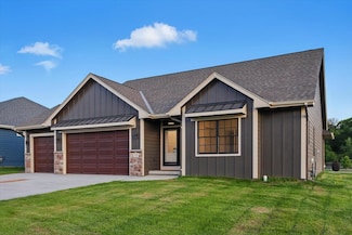 703 Oak Ridge Dr, Glenwood, IA 51534