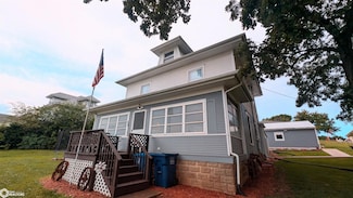 207 4th St, Victor, IA 52347