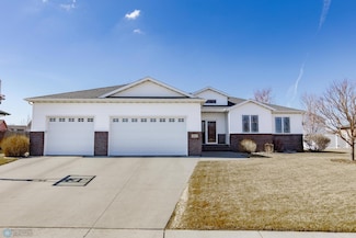 4833 Woodhaven Dr S, Fargo, ND 58104
