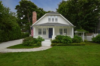 123 School St, Cotuit, MA 02635